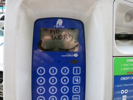 Der nicht funktionierende Parkautomat, beschrieben mit "No work!"